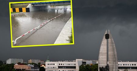 Burze i nawałnice w Polsce. Ulice jak potoki. IMGW ostrzega: "To nie koniec"