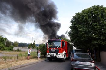 "Obudził nas łomot i potężny ogień!" Pożar domu w Dziemionnej niedaleko Bydgoszczy, mieszkańcy proszą o pomoc