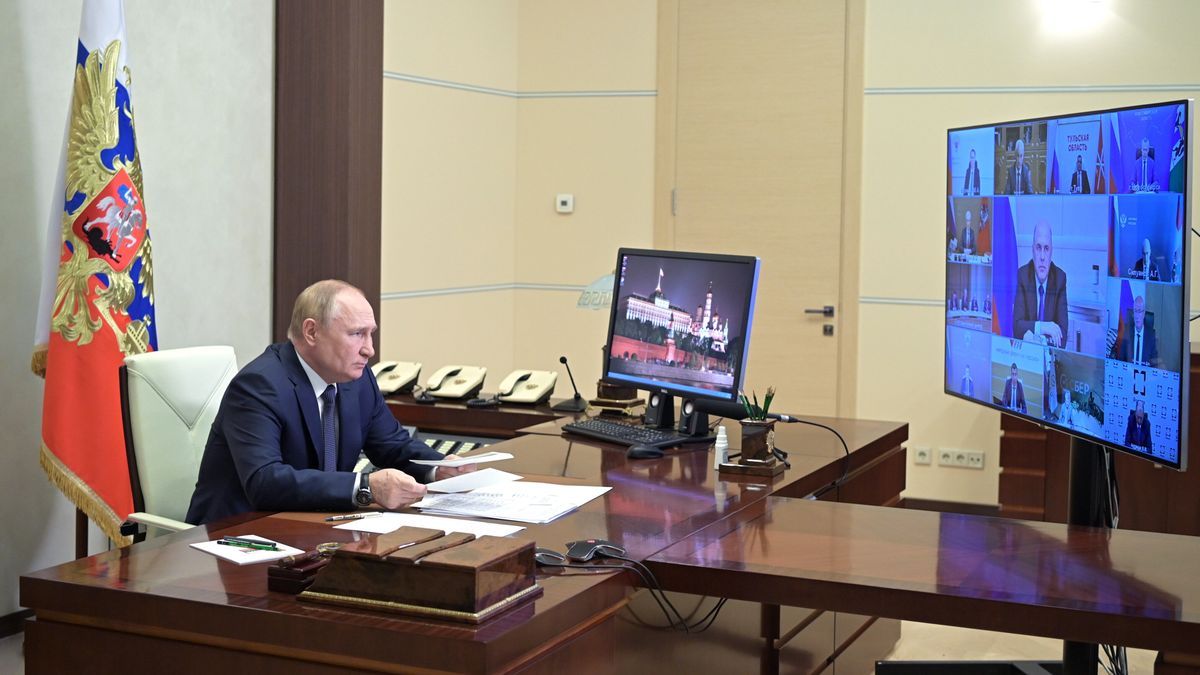 Russian President Vladimir Putin chairs a meeting of the Council for Strategic Development and National Projects via a video conference at the Novo-Ogaryovo state residence, outside Moscow, Russia, 18 July 2022. EPA/MIKHAEL KLIMENTYEV/SPUTNIK/KREMLIN POOL MANDATORY CREDIT Dostawca: PAP/EPA.
