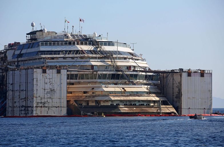 Wrak statku Costa Concordia jest holowany do Genui
