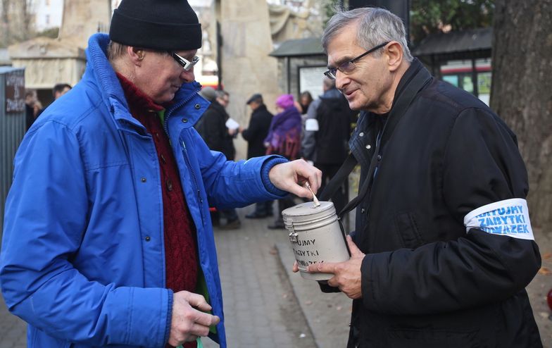 Aktor Olgierd Łukaszewicz (z prawej) kwestuje na Starych Powązkach.