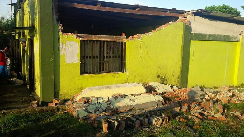 Dom w miejscowości Huxtla, zniszczony wskutek trzęsienia ziemi