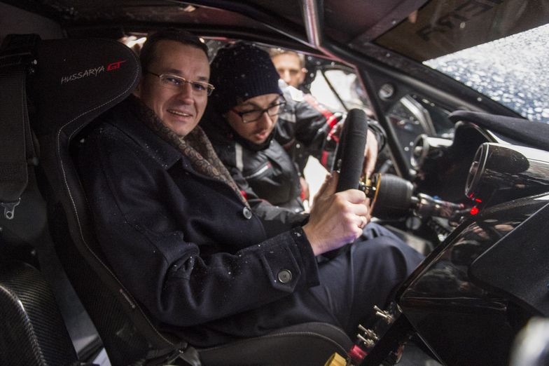 Na zdjęciu Mateusz Morawiecki w polskim samochodzie Arrinera Hussarya. Rząd bardzo liczy na rodzimy przemysł motoryzacyjny
