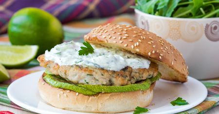 Mrożony burger z kurczaka, przygotowany