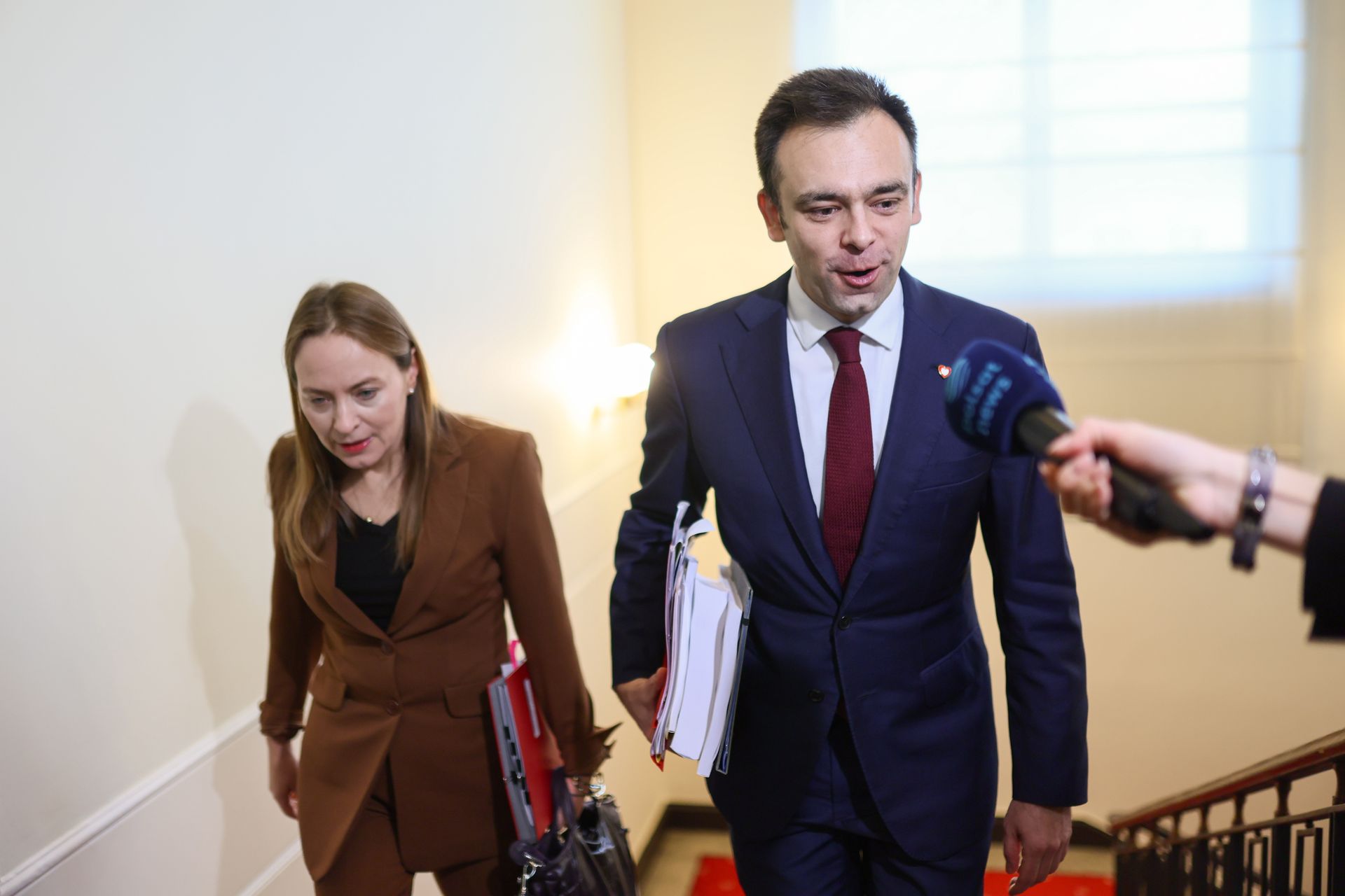 Minister Domański podnosi próg podatkowy – 1/3 pensji w listopadzie