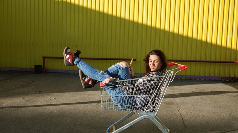 Jeansy z efektem znoszenia świetnie wyglądają w połączeniu z koszulą w kratę oraz adidasami na koturnie