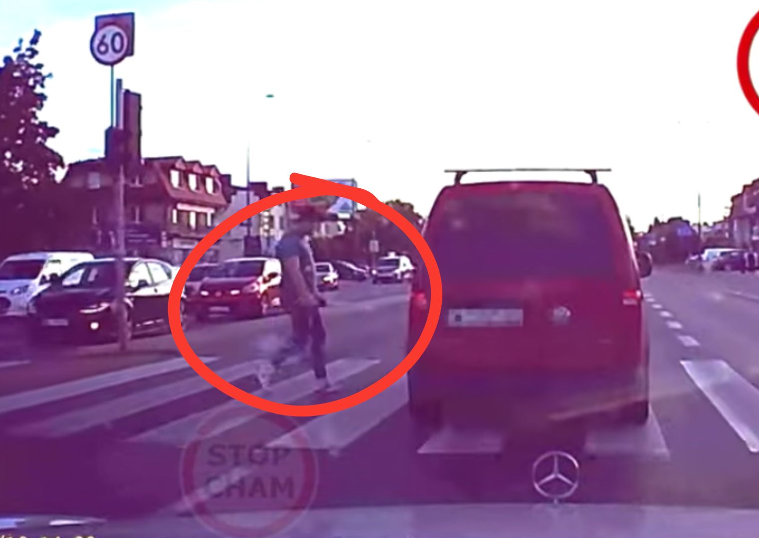 Rozwścieczony pieszy postanowił "dać nauczkę" kierowcy VW