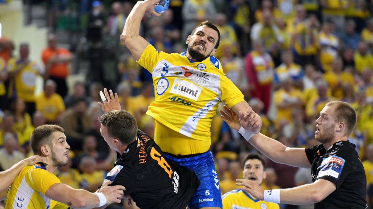 PAP / Piotr Polak / Na zdjęciu: zawodnik PGE VIVE Kielce Michał Jurecki (w środku) podczas meczu Ligi Mistrzów piłkarzy ręcznych z IFK Kristianstad