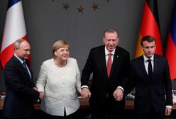 Prezydent śmieje się z Merkel i Macrona. Powinien raczej płakać