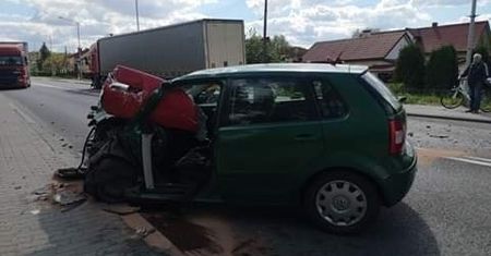 Wypadek samochodu osobowego z ciężarowym na DK-9
