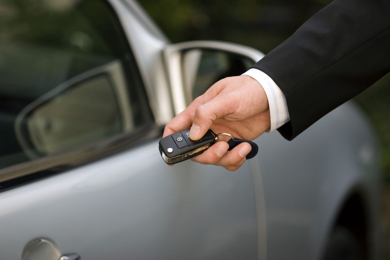 From locating your vehicle to remote ventilation. The fascinating modern features of car keys