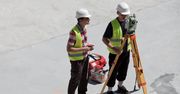 Geodeta to wciąż bardzo potrzebny zawód. A jak wyglądają zarobki?