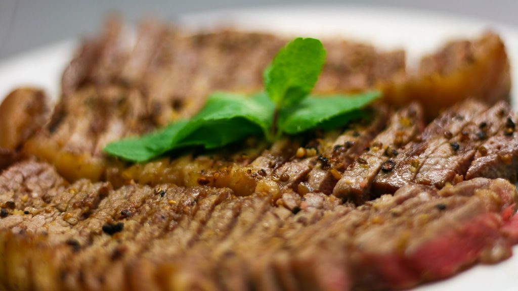 Grillowane steki z polędwicy wołowej bez kości (samo mięso, II klasa mięsa)