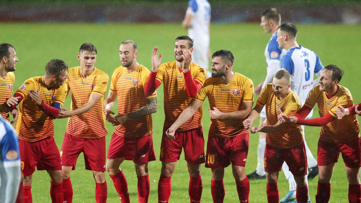 Newspix / PIOTR KUCZA / Na zdjęciu: piłkarze Znicza Pruszków