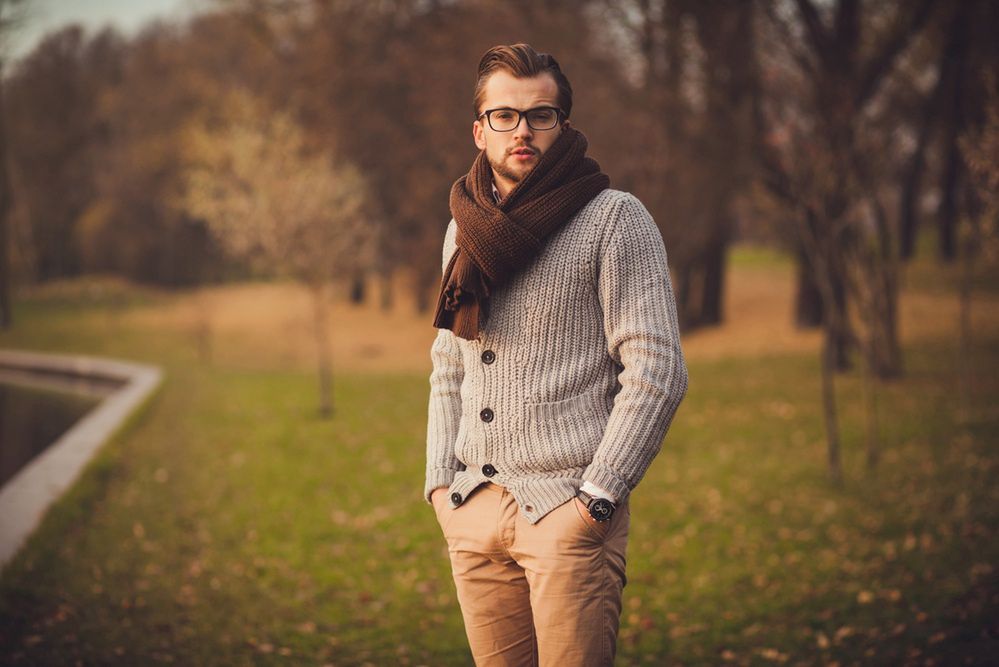 Sweter w sam raz na święta. Pomysły na elegancki i swobodny strój