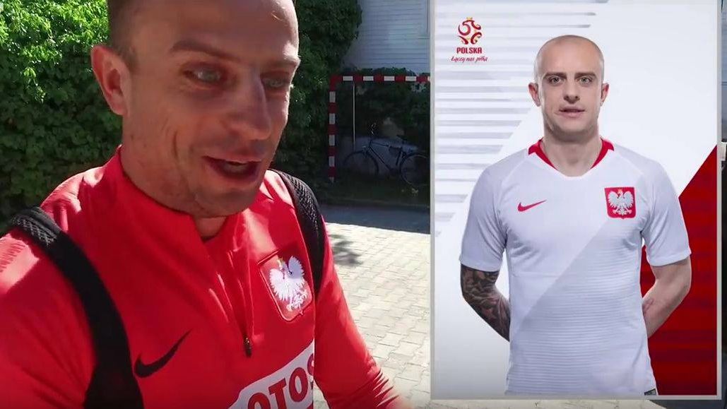 Kamil Grosicki ogląda przerobione zdjęcie bez włosów