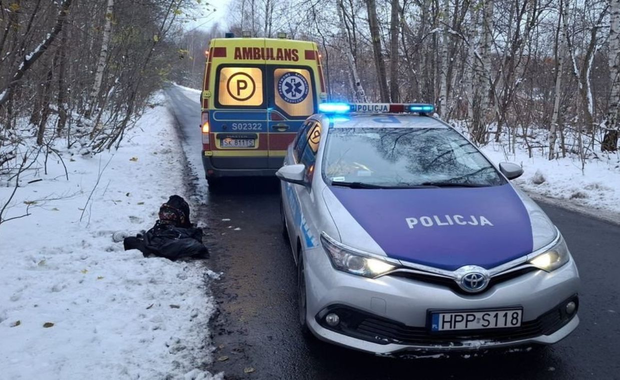 Nie wrócił do domu na noc. 16-latek leżał w śniegu przy drodze