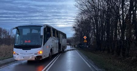 Wypadek autokaru i osobówki niedaleko Krasnegostawu. Trzy osoby trafiły do szpitala, droga zablokowana