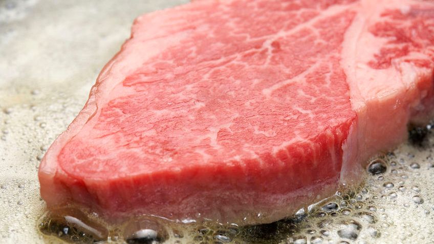 Surowe steki z polędwicy wołowej bez kości (samo mięso)