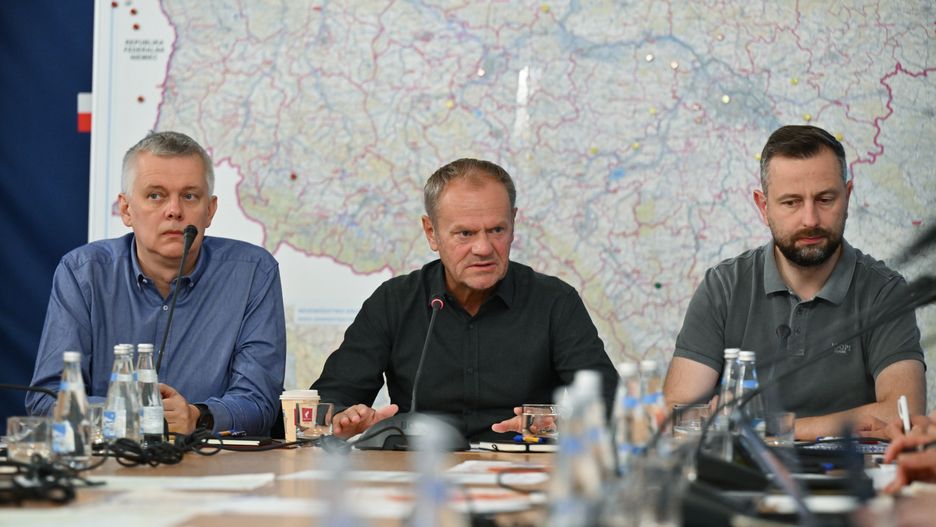 Wrocław, 22.09.2024. Premier Donald Tusk (C), wicepremier, minister obrony narodowej Władysław Kosiniak-Kamysz (P) oraz szef MSWiA Tomasz Siemoniak (L) podczas narady sztabu kryzysowego we Wrocławiu, 22 bm. W trakcie spotkania omówiona została bieżąca sytuacja powodziowa w południowo-zachodniej Polsce. (mr) PAP/Maciej Kulczyński