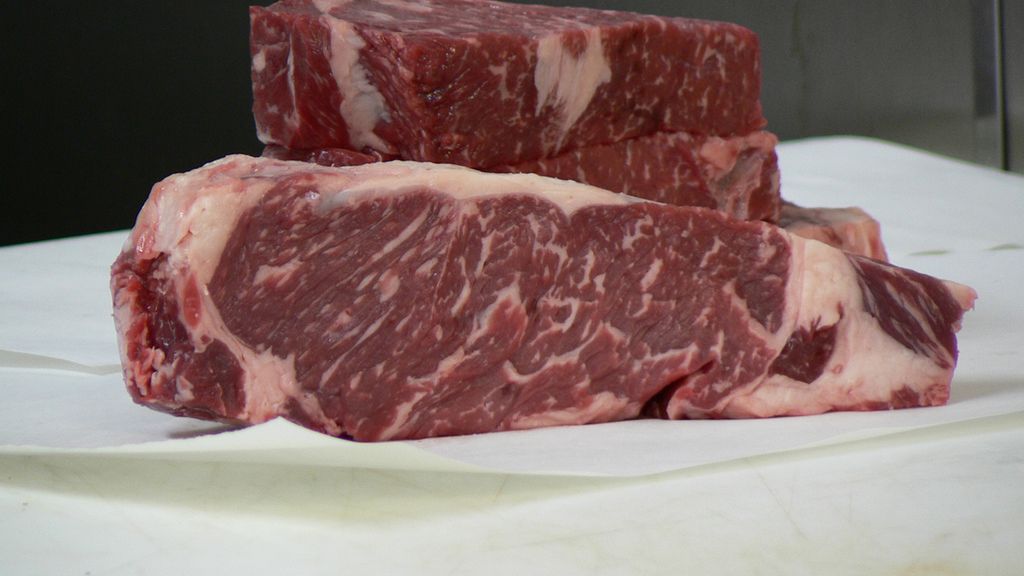 Surowe steki z polędwicy wołowej bez kości (samo mięso, II klasa mięsa)