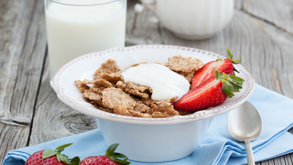 Płatki śniadaniowe pszenne i z otrębami, z dodakiem cukru, orzechów i owoców