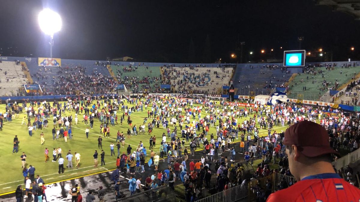 Zdjęcie okładkowe artykułu: Twitter /  / Na zdjęciu: zamieszki podczas meczu Olimpii i Motagui w lidze Hondurasu