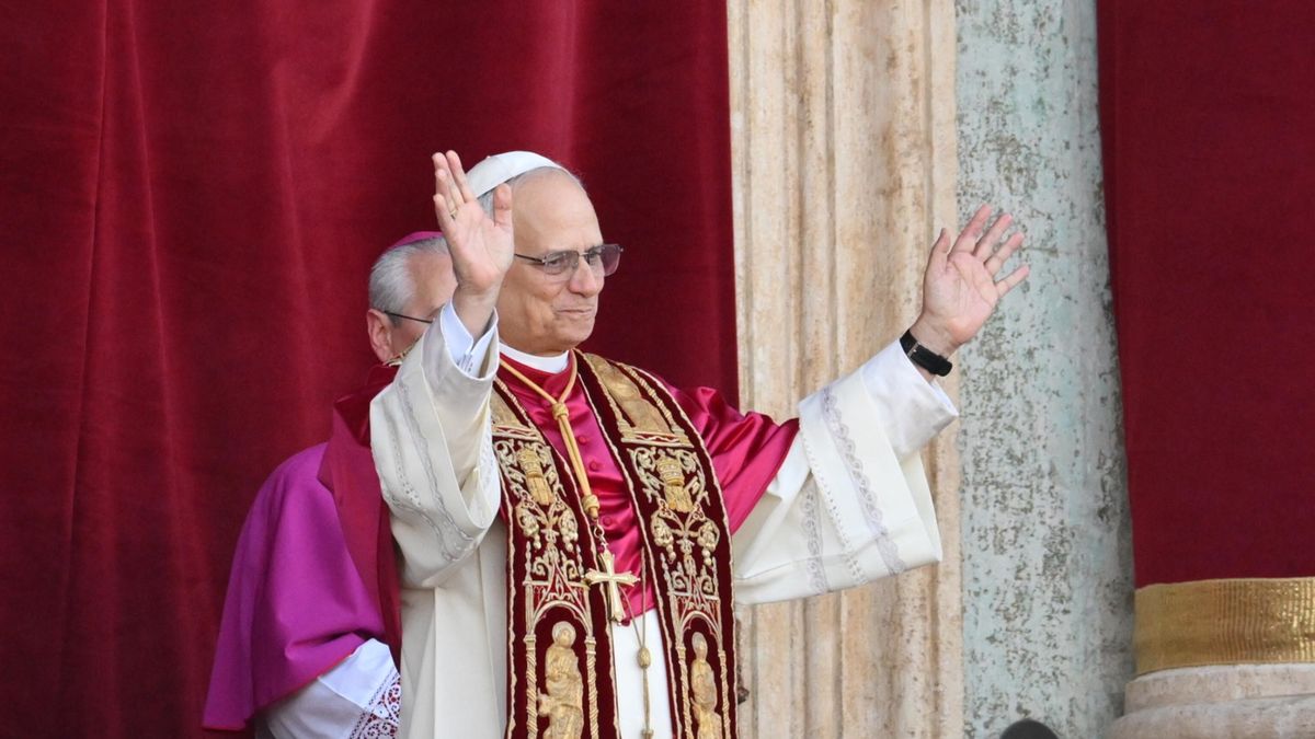 Pope Leo XIV elected as new pontiff
epa12084341 Newly elected Pope Leo XIV, Cardinal Robert Francis Prevost from the USA, blesses faithfuls from the central loggia of Saint Peter's Basilica, Vatican City, 08 May 2025.  EPA/ALESSANDRO DI MEO 
Dostawca: PAP/EPA.
ALESSANDRO DI MEO
conclave, pope, vatican, catholic church, Christianity, Catholicism