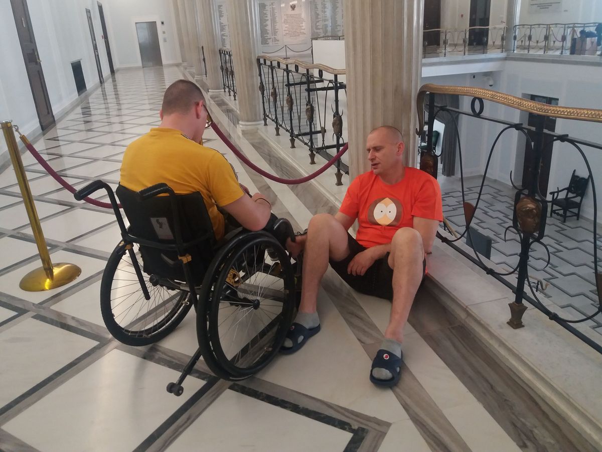 Ojciec niepełnosprawnych protestujący w Sejmie o Żalku: powiem po chłopsku - dobrze, że nie podszedłem