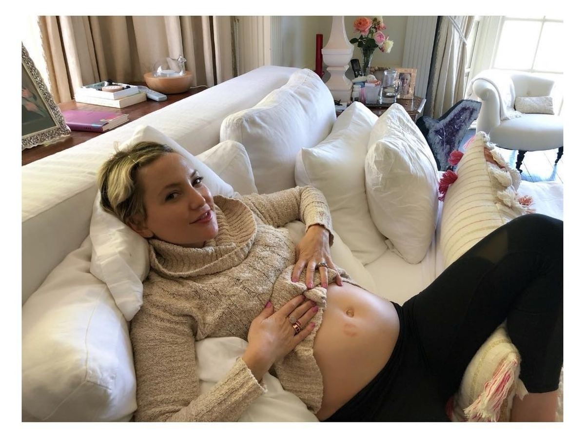 Kate Hudson pochwaliła się dużym brzuchem ciążowym. Poród tuż tuż