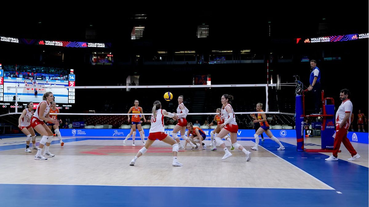 Materiały prasowe / VolleyballWorld / Podczas meczu Polska-Holandia, podobnie jak w trakcie innych spotkań w Belgradzie,  trybuny świeciły pustakmi