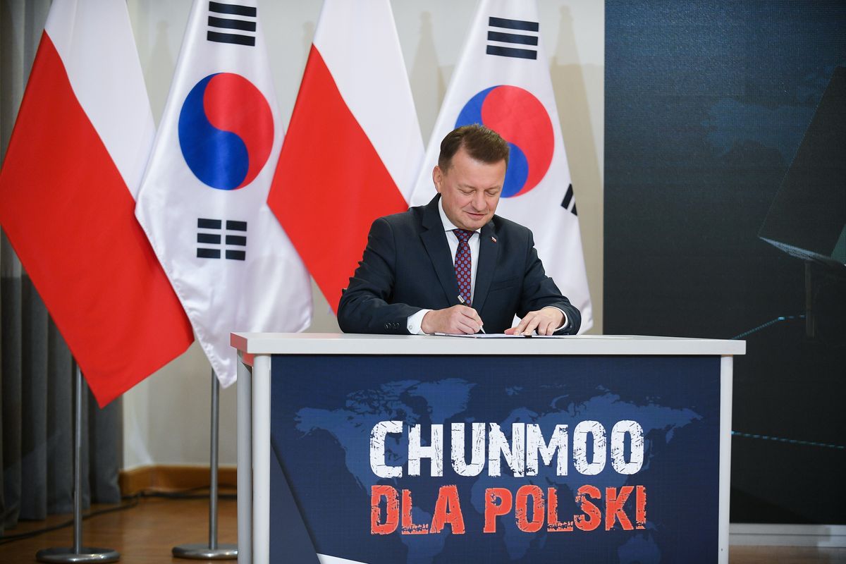 Wicepremier Mariusz Błaszczak podpisał w Warszawie umowę na koreańskie wyrzutnie Chunmoo, 