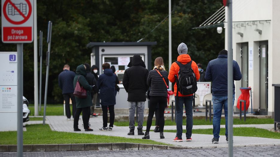 Koronawirus w Polsce. Kolejki po wymaz we Wrocławiu. Mają po kilkadziesiąt metrów
