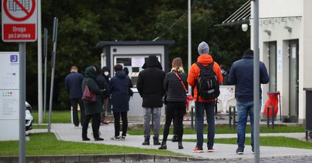 Koronawirus w Polsce. Kolejki po wymaz we Wrocławiu. Mają po kilkadziesiąt metrów