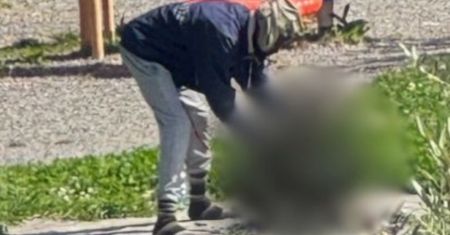 "Barbarzyństwo". Migrant przy grillu. Skandal na całe Włochy
