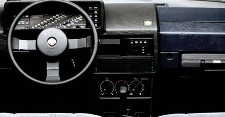 Obrotowe radio, cyfrowe zegary i szwajcarski ser – oto 9 desek rozdzielczych, które wyróżniały się z tłumu
