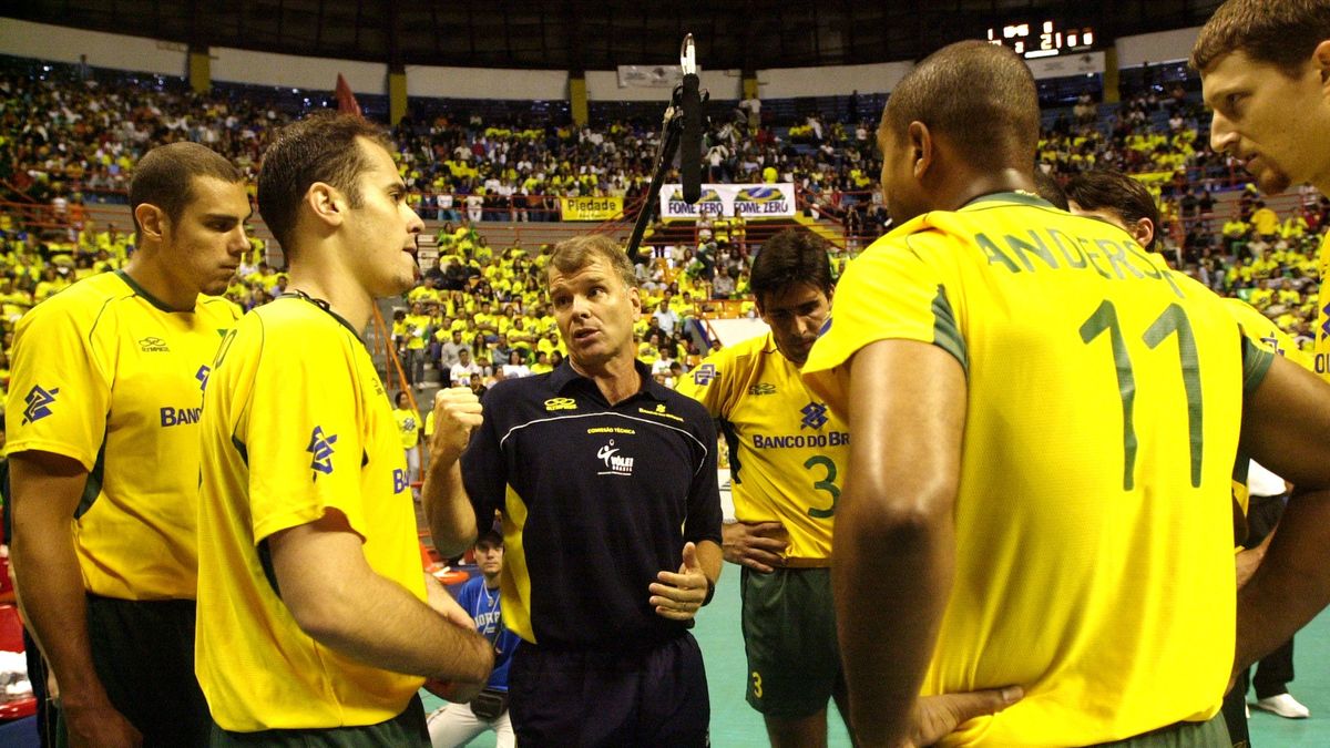 Ricardo Garcia (drugi z lewej) i Bernardo Rezende podczas meczu Ligi Światowej