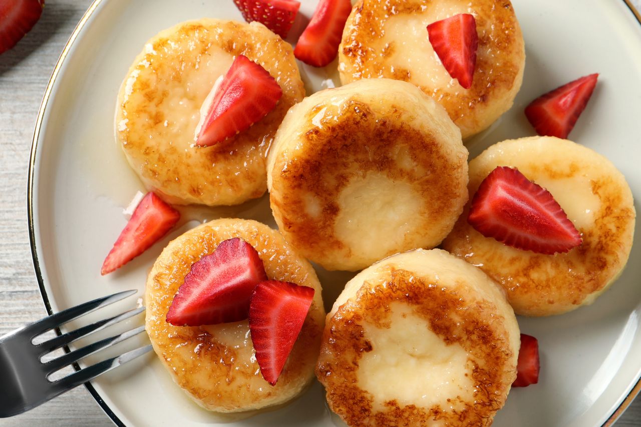 Wyjmij serek wiejski z lodówki i zrób pyszne placuszki. Idealne na śniadanie