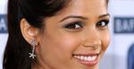 Freida Pinto zapatrzona w Charlize Theron