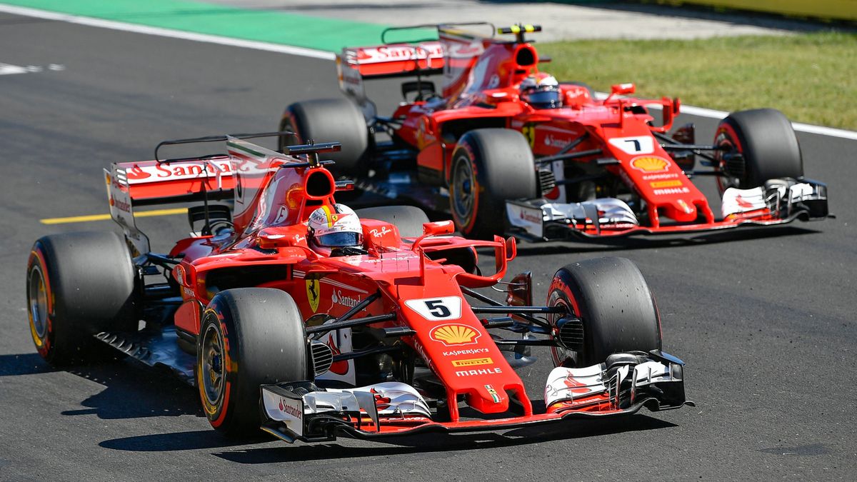 PAP/EPA / Zsolt Czegledi / Na zdjęciu: Kimi Raikonnen i Sebastian Vettel w bolidach Ferrari