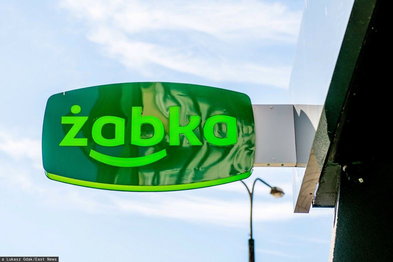 Żabka zdecydowała o wycofaniu się z promowania oferty z hot dogiem za 1 zł przy zakupie paczki papierosów