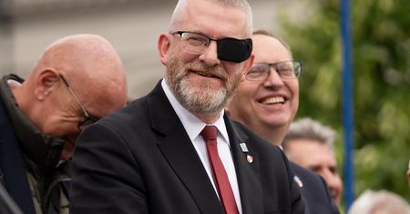 Grzegorz Braun wezwany do IPN. Prokurator ma przedstawić zarzuty