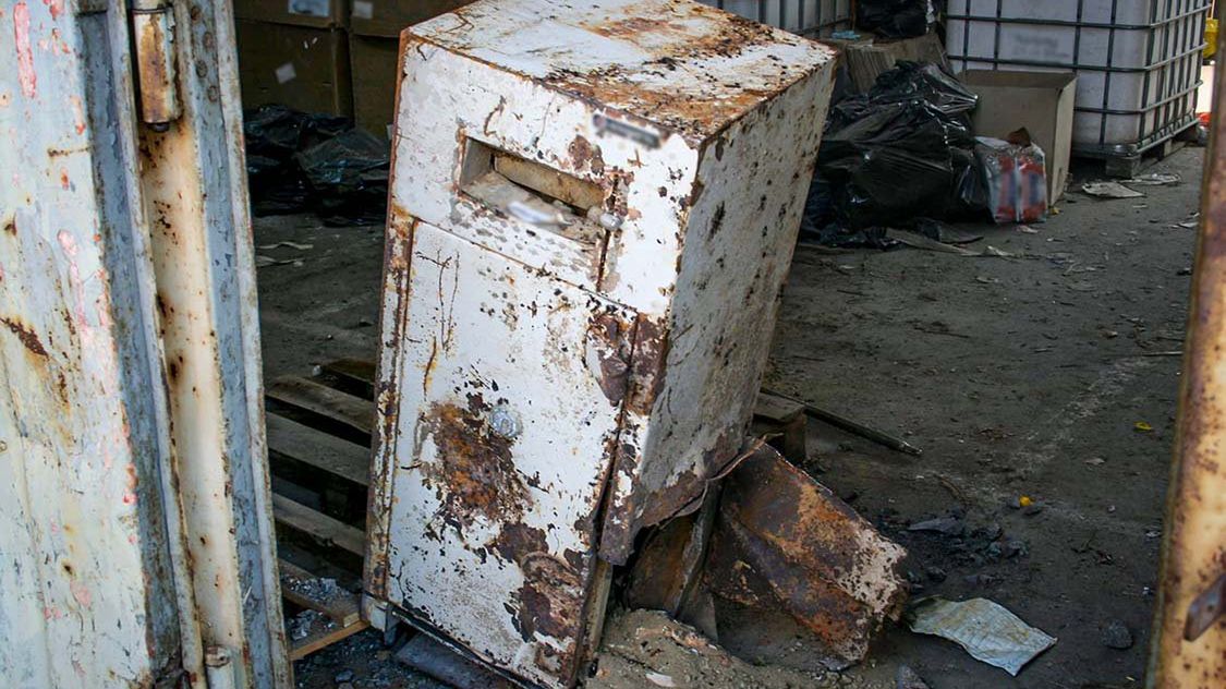 W zatopionym sejfie znajdowała się koperta z gotówką