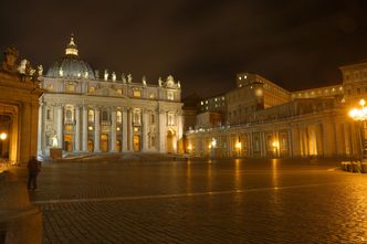 Kolejny skandal w Watykanie.  Kardynał miał zdefraudować 700 tys. euro i przekupić świadków
