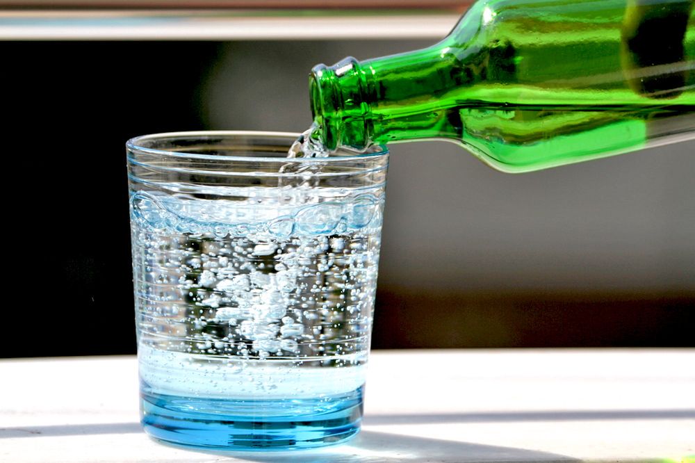 Woda może zatruć organizm. Naukowcy radzą, ile pić, żeby nie przesadzić