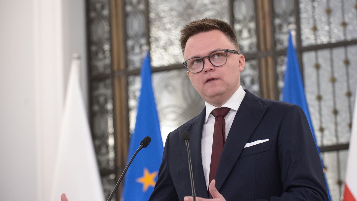 Warszawa, 10.04.2024. Marszałek Sejmu Szymon Hołownia podczas konferencji prasowej, przed posiedzeniem izby, 10 bm. Sejm rozpoczyna trzydniowe posiedzenie. Posłowie zajmą się projektem nowelizacji ustawy o KRS, projektami ustaw dotyczącymi przepisów aborcyjnych, a także wnioskiem PiS o odwołanie szefa MSWiA Marcina Kierwińskiego. (mr) PAP/Marcin Obara