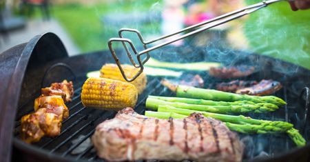 Błędy, które popełniamy przy grillowaniu. Wiemy, jak ich uniknąć