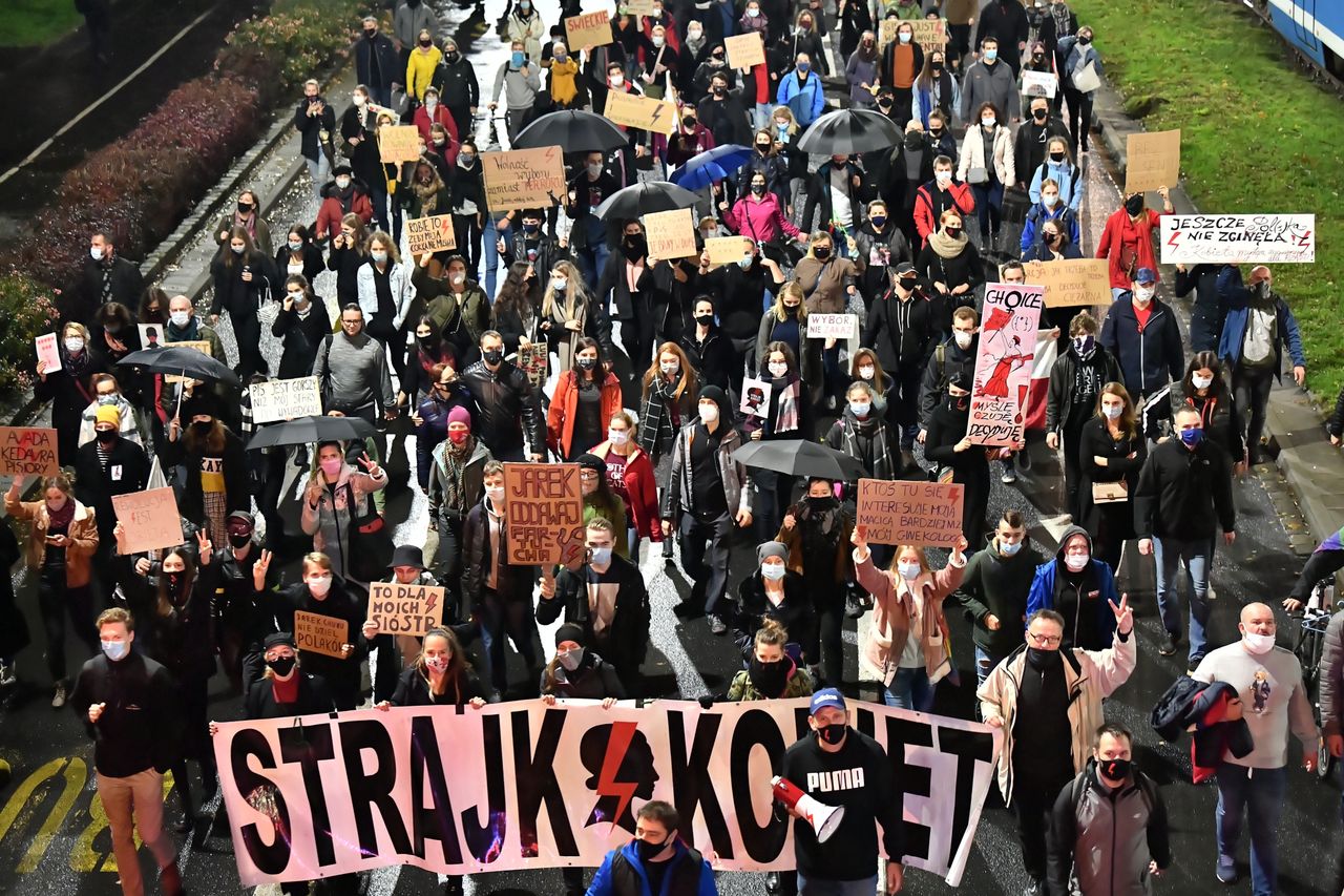 Wrocław, 02.11.2020. Uczestnicy protestu blokujš ruch we Wrocławiu, 2 bm. Od 22 bm. w całej Polsce trwajš protesty przeciw zaostrzeniu prawa aborcyjnego. (mr) PAP/Maciej Kulczyński