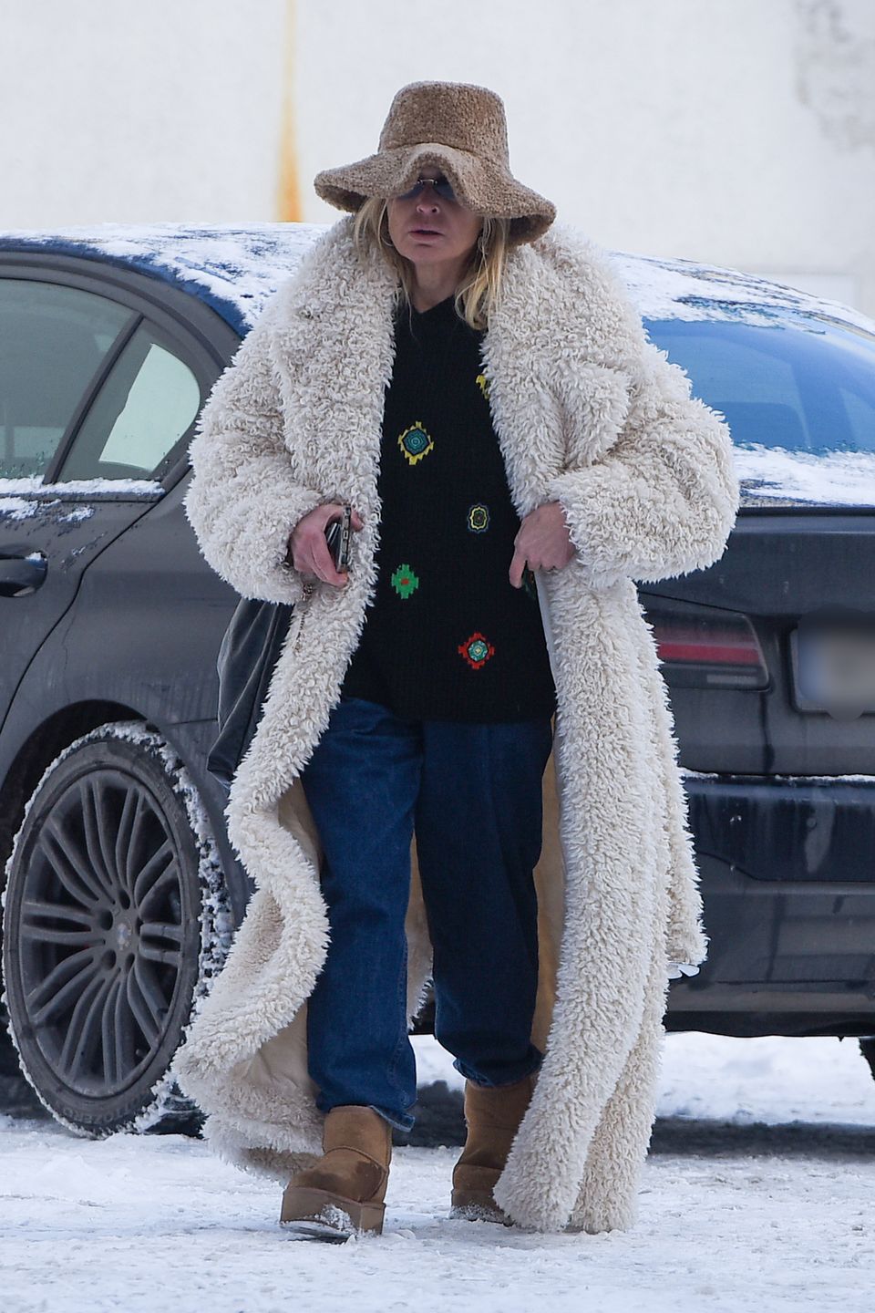 Monika Olejnik w drodze do atelier Roberta Kupisza 