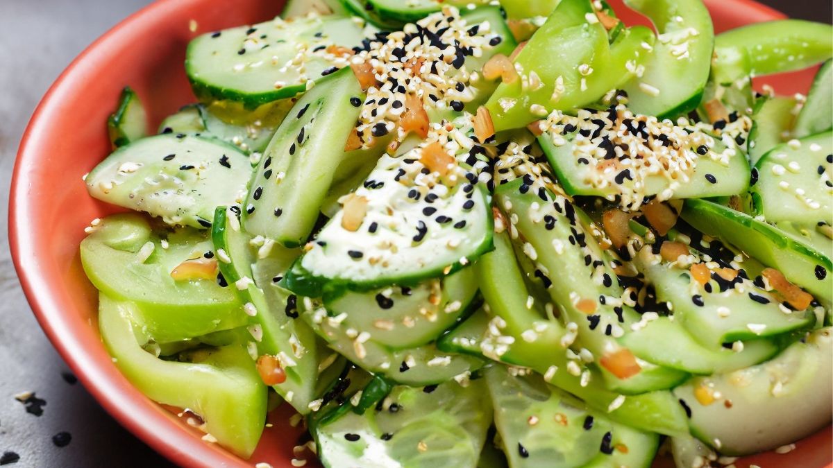 Sałatka ze świeżych warzyw posypana sezamem